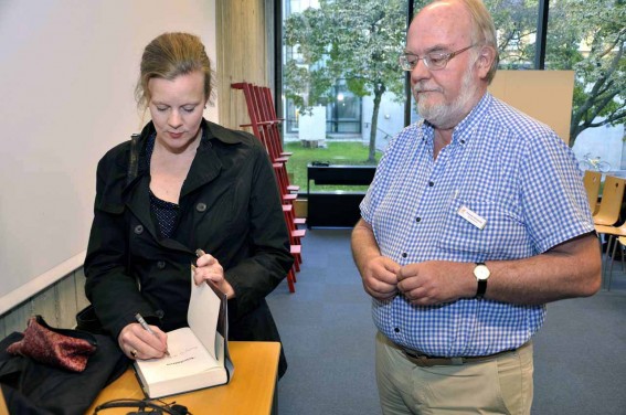 Gertrud signerar Thomas bok