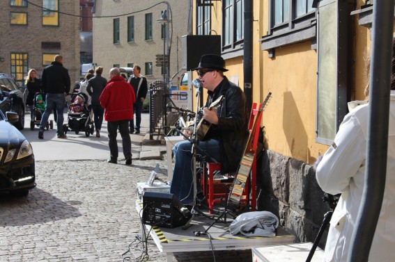 En gatumusikant bidrog till stämningen vid Arbetets museum.