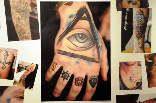 Vad signalerar en tatuering?
