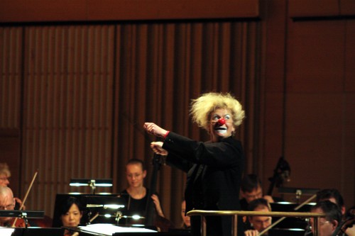 Clownen Ester tar över Symfoniorkestern (recension)