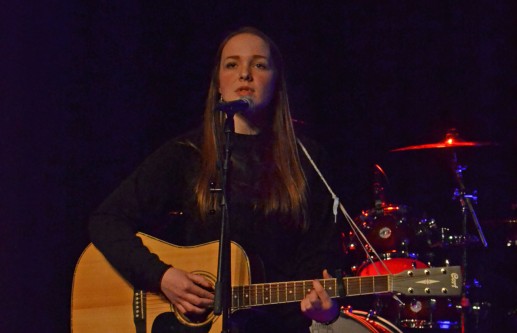 Livekarusellen: Lilly Wiking på scen