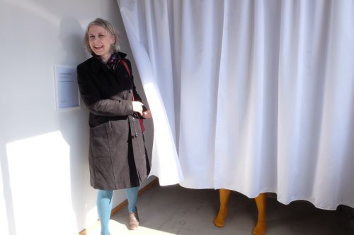 Ulla hänger Gardinerna i Rejmyre Art Lab