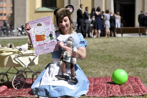 Pelikanen spelar parkteater för alla barn