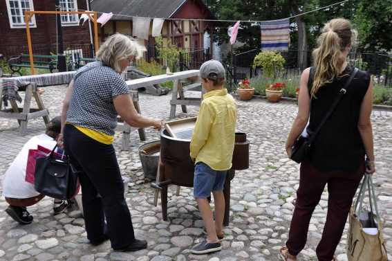 Samling kring bykgrytan