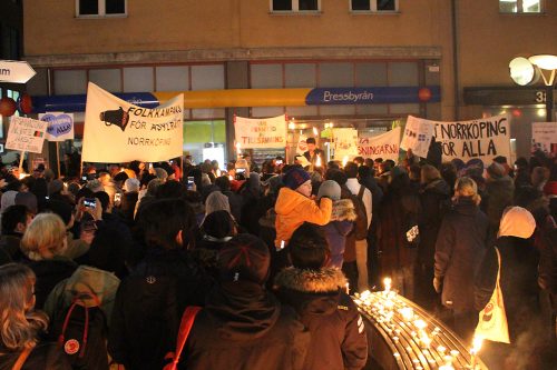 Ljusmanifestation mot skärpta lagen