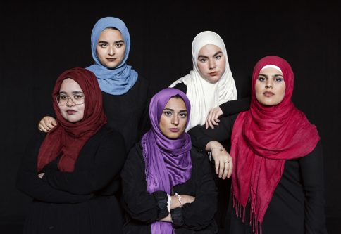 Svenska hijabis sprakade på Sagateatern (recension)
