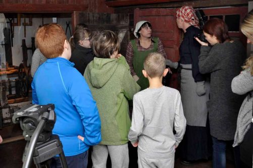 Textilhistoria för skolbarn på Stadsmuseet