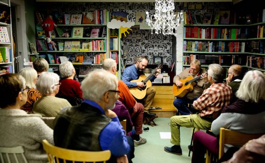 Personlig gitarrmusik i höstmörkret